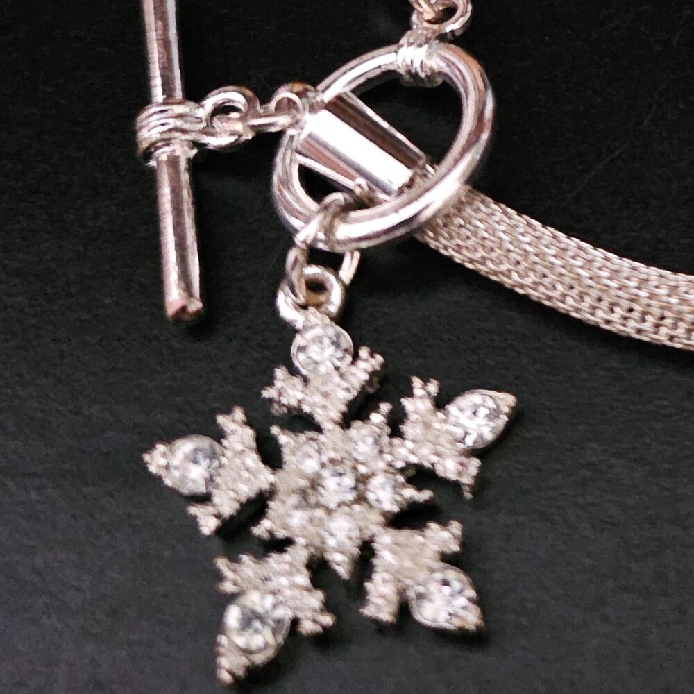 NEW SILVER TONED TOGGLE CLASP BRACELET WITH  GLITTERING SNOWFLAKE ACCENT CHARM - Picture 8 of 8